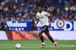 Real Madrid khước từ đề nghị 100 triệu euro từ Ngoại hạng Anh cho trụ cột hàng tiền vệ - báo cáo