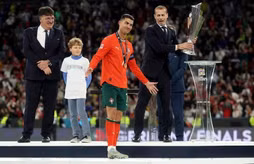 Ronaldo thúc giục Al Nassr giành ngôi sao mà Barcelona khao khát