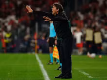 Antonio Conte than trách lịch thi đấu dày đặc của Napoli sau thất bại trước Benfica tại Champions League