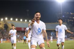 Kevin Phạm Ba mơ khoác áo tuyển Việt Nam.