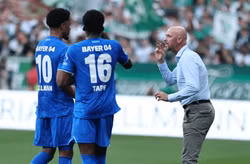 Vì sao Leverkusen sa thải Ten Hag chỉ sau hai trận