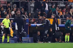 Alisson bị loại khỏi trận đấu với Chelsea sau chấn thương tái phát