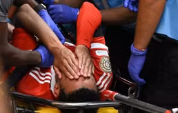Neuer nổi cáu với Donnarumma vì khiến Musiala chấn thương