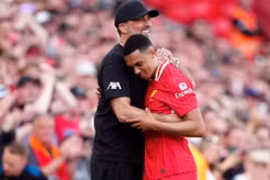 Jurgen Klopp phản pháo đanh thép trước tiếng la ó dành cho Alexander-Arnold: 'Tôi tắt TV ngay lập tức'