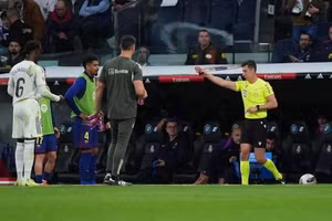 Bốn khoảnh khắc gây tranh cãi mà trọng tài đã hoàn toàn sai lầm trong trận El Clasico