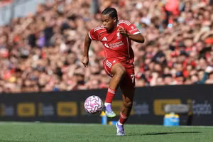 Rio Ngumoha là ai? Thần đồng tuổi teen của Liverpool sẵn sàng tỏa sáng tại Ngoại hạng Anh