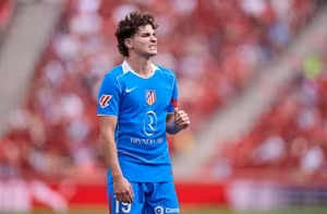 Hỏng pen, Atletico mất điểm trong thế thiếu người