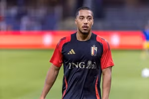 Youri Tielemans bị loại khỏi sân thêm năm tuần nữa do chấn thương bắp chân