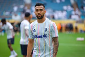 Newcastle muốn Vlahovic, Napoli săn Nico, Milan tập trung gia hạn hợp đồng 🤑