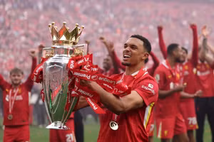 Trent Alexander-Arnold nhận tràng pháo tay tại Anfield trong lần ra sân cuối cho Liverpool