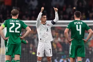 Cristiano Ronaldo bị CĐV Ireland chế nhạo sau cơn giận dữ thẻ đỏ 'bùng nổ' trong trận thua tại Dublin