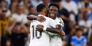 Vinicius giúp Real Madrid "thắp sáng" Bernabeu