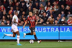 Chính thức: Milan và Leeds United đạt thỏa thuận toàn diện cho Okafor