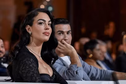 Ronaldo tình tứ ngắm bạn gái gợi cảm