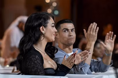 Ronaldo tình tứ ngắm bạn gái gợi cảm