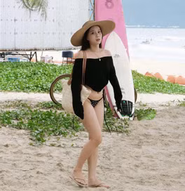 Bạn gái tuyển thủ Việt Nam gây sốt với loạt ảnh bikini táo bạo