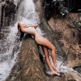 Nikkole Teja: "Bông hồng lai" xinh đẹp và hành trình từ sân cỏ đến sàn diễn