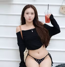 Bạn gái tuyển thủ Việt Nam gây sốt với loạt ảnh bikini táo bạo