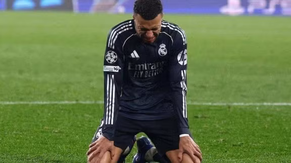 Mbappe cay đắng từ vị vua thành lựa chọn thứ tư sau đêm bị CĐV la ó