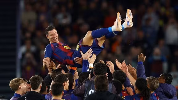 Lewandowski ghi bàn chia tay, Barca vẫn thua ngược Valencia 1-3
