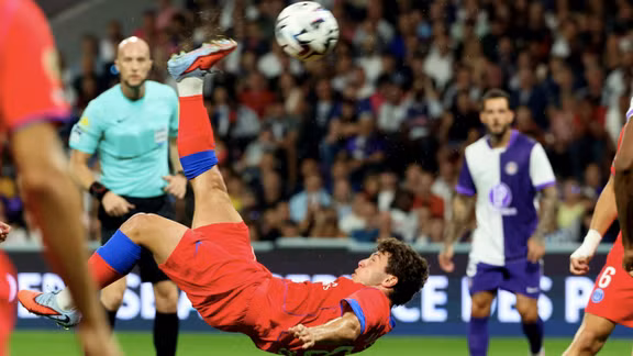 Hai cú xe đạp chổng ngược và bốn quả phạt đền giúp PSG đánh bại Toulouse
