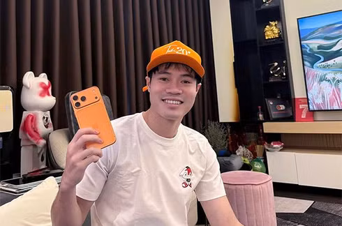 Tình bạn đáng ngưỡng mộ: Hòa Minzy tặng iPhone 17 cho Văn Toàn