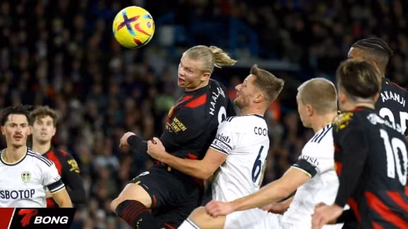 Hàng thủ Leeds United tìm cách khóa chặt Erling Haaland tại Elland Road