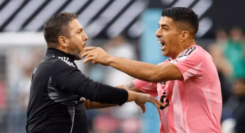 Suarez - ông hoàng bê bối trên sân cỏ