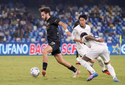 Khvicha Kvaratskhelia: Từ Cậu Bé Đợi Mùa Táo Chín Đến Ngôi Sao Champions League