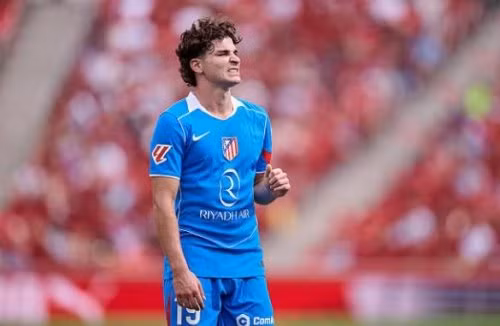 Hỏng pen, Atletico mất điểm trong thế thiếu người