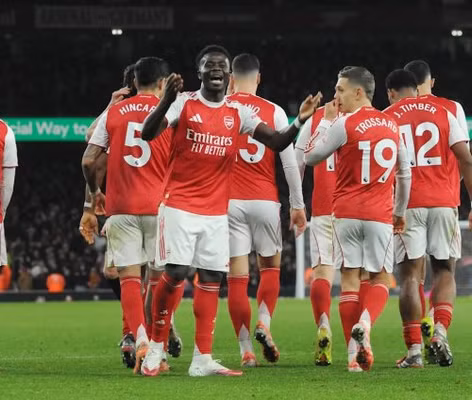 Arsenal thoát hiểm trong gang tấc nhờ bàn phản lưới nhà giành chiến thắng quan trọng tại Emirates