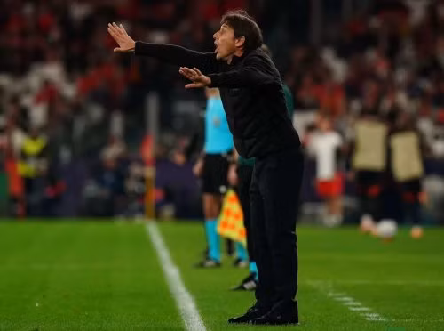 Antonio Conte than trách lịch thi đấu dày đặc của Napoli sau thất bại trước Benfica tại Champions League