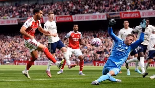 Mikel Merino bỏ lỡ cơ hội khó tin, Odegaard chấn thương rời sân sớm