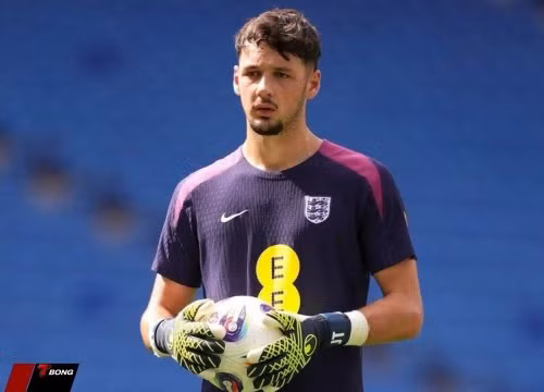Newcastle kiên trì săn James Trafford khi Chích chòe cần một thủ môn thế hệ mới