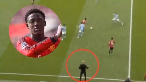 Pep Guardiola ngỡ ngàng với màn trình diễn của Kobbie Mainoo ở derby Manchester